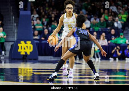 5. Februar 2023: Notre Dame Guard Olivia Miles (5) dribbelt den Ball auf dem Court, als Duke Guard Shayeann Day-Wilson (30) während der NCAA Women's Basketball-Action zwischen den Duke Blue Devils und den Notre Dame Fighting Irish im Purcell Pavilion im Joyce Center in South Bend, Indiana, verteidigt. Duke besiegte Notre Dame 57-52. John Mersits/CSM. (Kreditbild: © John Mersits/CSM via ZUMA Press Wire) Stockfoto