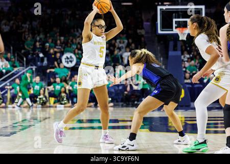 5. Februar 2023: Notre Dame Guard Olivia Miles (5) will den Ball passieren, als Duke Guard Celeste Taylor (0) während der NCAA Women's Basketball Action zwischen den Duke Blue Devils und den Notre Dame Fighting Irish im Purcell Pavilion im Joyce Center in South Bend, Indiana, verteidigt. Duke besiegte Notre Dame 57-52. John Mersits/CSM. (Kreditbild: © John Mersits/CSM via ZUMA Press Wire) Stockfoto