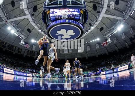 5. Februar 2023: Eine allgemeine Ansicht, als Duke Guard Celeste Taylor (0) für einen Schuss aufsteigt und Notre Dame Guard Olivia Miles (5) während der NCAA Women's Basketball-Action zwischen den Duke Blue Devils und den Notre Dame Fighting Irish im Purcell Pavilion im Joyce Center in South Bend, Indiana verteidigt. Duke besiegte Notre Dame 57-52. John Mersits/CSM. (Kreditbild: © John Mersits/CSM via ZUMA Press Wire) Stockfoto