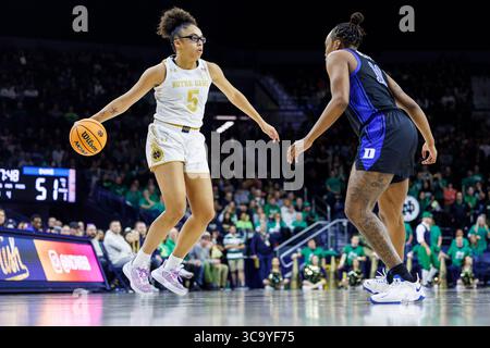 5. Februar 2023: Notre Dame Guard Olivia Miles (5) dribbelt den Ball, als Duke Guard Jordyn Oliver (11) während der NCAA Women's Basketball Action zwischen den Duke Blue Devils und den Notre Dame Fighting Irish im Purcell Pavilion im Joyce Center in South Bend, Indiana, verteidigt. Duke besiegte Notre Dame 57-52. John Mersits/CSM. (Kreditbild: © John Mersits/CSM via ZUMA Press Wire) Stockfoto