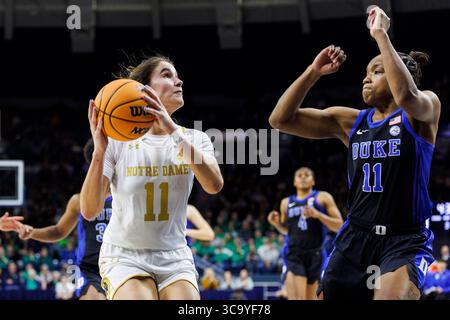 5. Februar 2023: Notre Dame Guard Sonia Citron (11) fährt in den Korb, als Duke Guard Jordyn Oliver (11) während der NCAA Women's Basketball-Action zwischen den Duke Blue Devils und den Notre Dame Fighting Irish im Purcell Pavilion im Joyce Center in South Bend, Indiana, verteidigt. Duke besiegte Notre Dame 57-52. John Mersits/CSM. (Kreditbild: © John Mersits/CSM via ZUMA Press Wire) Stockfoto