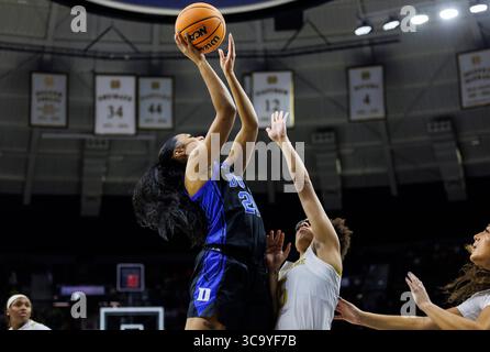 5. Februar 2023: Duke Guard Reigan Richardson (24) ist für einen Schuss aufgestiegen, als Notre Dame Guard Olivia Miles (5) während der NCAA Women's Basketball-Action zwischen den Duke Blue Devils und den Notre Dame Fighting Irish im Purcell Pavilion im Joyce Center in South Bend, Indiana, verteidigt. Duke besiegte Notre Dame 57-52. John Mersits/CSM. (Kreditbild: © John Mersits/CSM via ZUMA Press Wire) Stockfoto