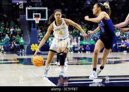 5. Februar 2023: Cassandre Prosper (4) fährt zum Korb, als Duke Guard Celeste Taylor (0) während der NCAA Women's Basketball-Action zwischen den Duke Blue Devils und den Notre Dame Fighting Irish im Purcell Pavilion im Joyce Center in South Bend, Indiana, verteidigt. Duke besiegte Notre Dame 57-52. John Mersits/CSM. (Kreditbild: © John Mersits/CSM via ZUMA Press Wire) Stockfoto