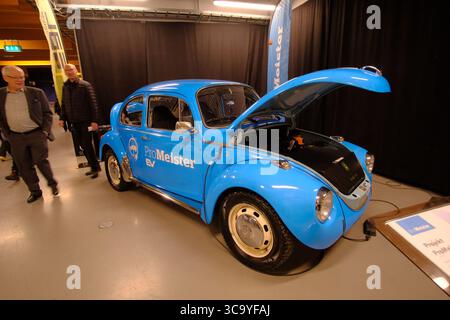 5. Februar 2023, Solna, Schweden: 5. Februar 2023, Solna, Schweden: Der ProMeister EV wurde von Schülern des ProMeister Gymnasiums in Schweden gebaut. Er wurde vom Volkswagen Käfer A 1973 adaptiert. Der VW ProMeister EV 1973, wie er genannt wird, wiegt mit 1100 kg etwas mehr als der ursprüngliche VW Käfer und verfügt über einen 139-PS-Motor, der eine Reichweite von 120 bis 130 km pro Ladung bietet... die Nordic ECAR Expo ist eine jährliche Ausstellung für die neuesten Elektroautos. Die diesjährige Show lockte etwa 16.000 Besucher in die riesige Friends Arena, wo sie mit den Elektroautos von 20 Autos versorgt wurden Stockfoto