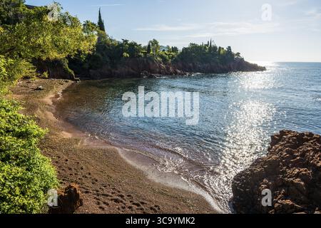Malerischer Strand und rote Felsen, Calanque Notre Dame, Saint-Raphael, Massif de l'Esterel, Esterelgebirge, Departement Var, Cote d'Azur, Provence- Stockfoto