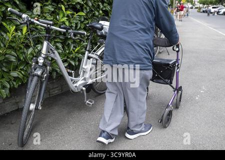 Seniorin mit Gehhilfe, Interlaken, Bern, Schweiz Stockfoto