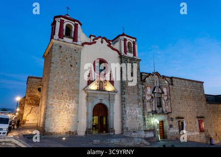 24. November 2018, Oaxaca de Juarez, Oaxaca, Mexiko: Die Kirche und das Kloster von San Jose bei Nacht im historischen Zentrum der Stadt Oaxaca, Mexiko. 1728 nach einem Erdbeben wieder aufgebaut und 1744 fertiggestellt. Ein UNESCO-Weltkulturerbe. (Kreditbild: © Jon G. Fuller / Vwpics/VW Pics via ZUMA Press Wire) Stockfoto