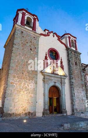 24. November 2018, Oaxaca de Juarez, Oaxaca, Mexiko: Die Kirche von San Jose in der Abenddämmerung im historischen Zentrum der Stadt Oaxaca, Mexiko. 1728 nach einem Erdbeben wieder aufgebaut und 1744 fertiggestellt. Ein UNESCO-Weltkulturerbe. (Kreditbild: © Jon G. Fuller / Vwpics/VW Pics via ZUMA Press Wire) Stockfoto
