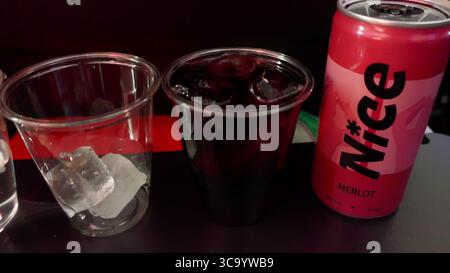 London, England, Vereinigtes Königreich 4. Juni 2025 Rotwein auf Virgin Atlantic Plane am 4. Juni 2025 in London, England, Vereinigtes Königreich. Foto: Barry King/Alamy Stock Photo Stockfoto