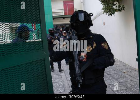 11. Mai 2023, Mexiko-Stadt, Mexiko: Elemente der Polizei von Mexiko-Stadt garantieren Sicherheit bei der Überführung von Gefangenen aus Gefängnissen in Zentren, in denen Anhörungen stattfinden, wo der rechtliche Status der Gefangenen festgelegt wird. Archiv in Mexiko-Stadt. Am 11. Mai 2023 in Mexiko-Stadt. (Kreditbild: © Alex Dalton/Okularis via ZUMA Press Wire) Stockfoto