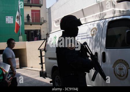 11. Mai 2023, Mexiko-Stadt, Mexiko: Elemente der Polizei von Mexiko-Stadt garantieren Sicherheit bei der Überführung von Gefangenen aus Gefängnissen in Zentren, in denen Anhörungen stattfinden, wo der rechtliche Status der Gefangenen festgelegt wird. Archiv in Mexiko-Stadt. Am 11. Mai 2023 in Mexiko-Stadt. (Kreditbild: © Alex Dalton/Okularis via ZUMA Press Wire) Stockfoto