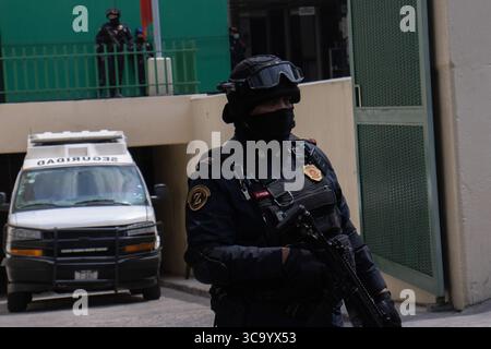 11. Mai 2023, Mexiko-Stadt, Mexiko: Elemente der Polizei von Mexiko-Stadt garantieren Sicherheit bei der Überführung von Gefangenen aus Gefängnissen in Zentren, in denen Anhörungen stattfinden, wo der rechtliche Status der Gefangenen festgelegt wird. Archiv in Mexiko-Stadt. Am 11. Mai 2023 in Mexiko-Stadt. (Kreditbild: © Alex Dalton/Okularis via ZUMA Press Wire) Stockfoto