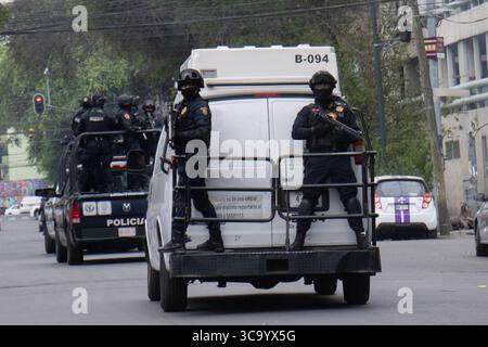 11. Mai 2023, Mexiko-Stadt, Mexiko: Elemente der Polizei von Mexiko-Stadt garantieren Sicherheit bei der Überführung von Gefangenen aus Gefängnissen in Zentren, in denen Anhörungen stattfinden, wo der rechtliche Status der Gefangenen festgelegt wird. Archiv in Mexiko-Stadt. Am 11. Mai 2023 in Mexiko-Stadt. (Kreditbild: © Alex Dalton/Okularis via ZUMA Press Wire) Stockfoto
