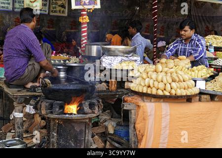 Auf einem lebhaften Straßenmarkt, Pushkar Mela, Pushkar, Great Camel and Viehmarkt, Rajasthan, Nordindien, bereiten Männer lokale Speisen auf offenen Flammen zu Stockfoto