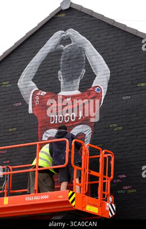 Liverpool. UK. August 2025. Der Künstler „MurWalls“ verleiht einem neuen Wandgemälde von Diogo Jota in der Nähe des Anfield Stadium in Liverpool den letzten Schliff. Der FC Liverpool und der portugiesische Fußballspieler Diogo Jota starben am 3. Juli 2025 bei einem Autounfall in Spanien, zusammen mit seinem Bruder Andr Silva. Quelle: Dinendra Haria/Alamy Live News Stockfoto