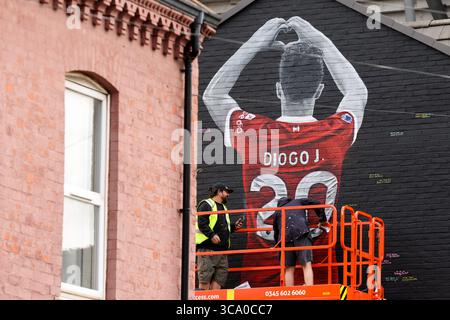 Liverpool. UK. August 2025. Der Künstler „MurWalls“ verleiht einem neuen Wandgemälde von Diogo Jota in der Nähe des Anfield Stadium in Liverpool den letzten Schliff. Der FC Liverpool und der portugiesische Fußballspieler Diogo Jota starben am 3. Juli 2025 bei einem Autounfall in Spanien, zusammen mit seinem Bruder Andr Silva. Quelle: Dinendra Haria/Alamy Live News Stockfoto