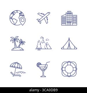 Diese ansprechende Illustration zeigt eine Sammlung von Symbolen zum Thema Reisen, darunter einen Globus, ein Flugzeug, ein Hotel, Palmen, Berge und Strandelemente Stock Vektor