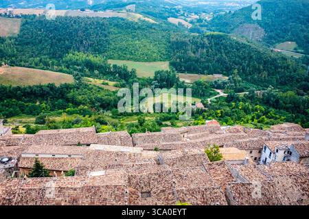 Civitella Del Tronto, Abruzzen, liegt in der Nähe von Teramo und ist Teil der „Borghi più belli d’Italia“, einer Vereinigung von kleinen italienischen Städten von historischem Interesse. Stockfoto