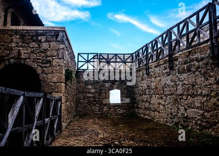 Civitella Del Tronto, Abruzzen, liegt in der Nähe von Teramo und ist Teil der „Borghi più belli d’Italia“, einer Vereinigung von kleinen italienischen Städten von historischem Interesse. Stockfoto