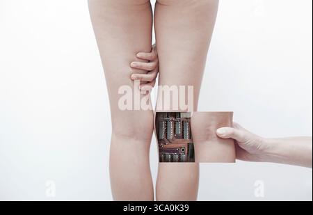 USA: Handbelichtung mechanisches Netzwerk hinter dem Knie des weiblichen Cyborg (Credit Image: © Novo Images/Glasshouse Via ZUMA Press Wire) Stockfoto