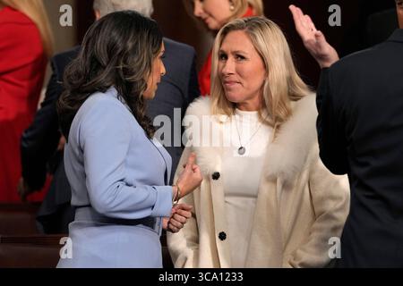 7. Februar 2023, Washington, District of Columbia, USA: Rep. MONICA DE LA CRUZ, R-Texas, spricht mit Rep. MARJORIE TAYLOR GREENE, R-Ga, bevor Präsident Joe Biden die Rede zur Lage der Union vor einer gemeinsamen Kongresssitzung im Kapitol in Washington hält. (Foto: © Jacqueline Martin - Pool via CNP/CNP via ZUMA Press Wire) Stockfoto