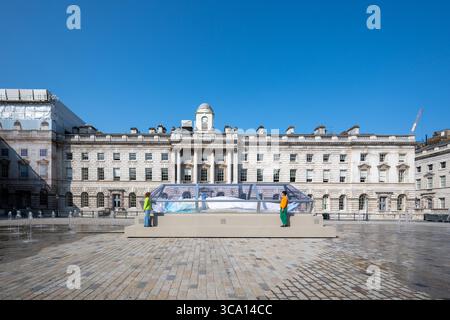 London, UK, 6. August 2025, Tai Shani: The Spell or the Dream at Somerset House. Es wird am 8. August der Öffentlichkeit vorgestellt, um den 25. Geburtstag des Somerset House zu feiern. Dieses ehrgeizige neue öffentliche Kunstwerk beinhaltet eine leuchtende Skulpturenfigur, die in einer glasartigen Vitrine liegt. Die Installation umfasst auch einen digitalen Radiosender aus dem Jahr 24/7, Hörstände und ein Sommerprogramm mit Live-Events für Andrew Lalchan Photography/Alamy Live News Stockfoto