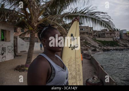 31. August 2020, Ngor Island, Senegal: Treffen mit Khadjou Sambe, einer Frau, die zwischen dem Dorf Ngor und ihrer Insel in der Nähe von Dakar aufwuchs. Der, der als erster Surfer im Senegal gilt. Porträt von Khadjou Sambe, dem ersten pro-senegalesischen Surfer. (Bild: © Sadak Souici/ZUMA Press Wire) Stockfoto