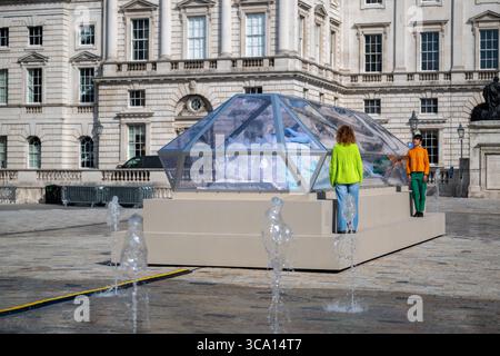 London, UK, 6. August 2025, Tai Shani: The Spell or the Dream at Somerset House. Es wird am 8. August der Öffentlichkeit vorgestellt, um den 25. Geburtstag des Somerset House zu feiern. Dieses ehrgeizige neue öffentliche Kunstwerk beinhaltet eine leuchtende Skulpturenfigur, die in einer glasartigen Vitrine liegt. Die Installation umfasst auch einen digitalen Radiosender aus dem Jahr 24/7, Hörstände und ein Sommerprogramm mit Live-Events für Andrew Lalchan Photography/Alamy Live News Stockfoto