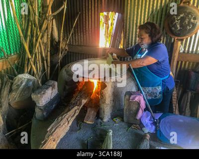 11. Dezember 2022, Oaxaca, Oaxaca, Mexiko: Eine Frau kocht eine große Maistortilla auf einem keramischen comal-Grill über einem Holzfeuer in einer Außenküche im ländlichen Oaxaca, Mexiko. (Kreditbild: © Jon G. Fuller / Vwpics/VW Pics via ZUMA Press Wire) Stockfoto