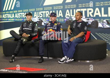 April 2023: GEORGE RUSSELL, MAX VERSTAPPEN und LEWIS HAMILTON während der Post Qualifying Pressekonferenz beim Formel-1-Grand Prix von Australien am 01. April 2023 in Melbourne (Foto: © Christopher Khoury/Australian Press Agency via ZUMA Wire) Stockfoto