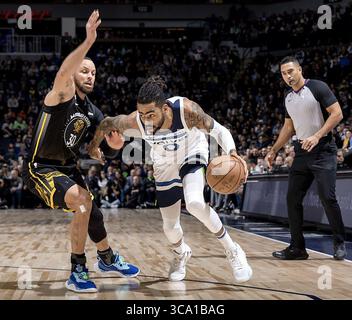 2. Februar 2023: Auf diesem Foto fährt D’Angelo Russell der Minnesota Timberwolves gegen Stephen Curry der Golden State Warriors, der am Mittwoch, 1. Februar 2023, im Target Center in Minneapolis verließ. (Bild: © Carlos Gonzalez/Minneapolis Star Tribune via ZUMA Press Wire) Stockfoto