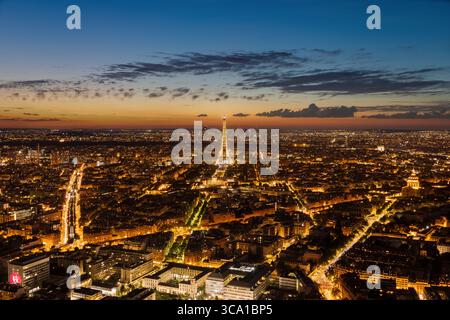 Panoramablick auf Paris bei Sonnenuntergang vom Montparnasse-Turm Stockfoto