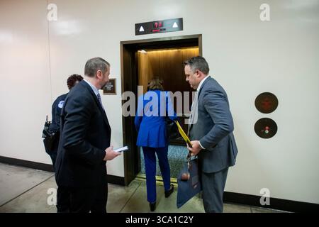 14. Februar 2023, Washington, District of Columbia, USA: US-Senatorin Dianne Feinstein (Demokrat von Kalifornien) besteigt einen Aufzug im Untergeschoss des Hart Senate Office Building nach einer Abstimmung im US Capitol in Washington, DC, Dienstag, 14. Februar 2023 (Credit Image: © Rod Lamkey/CNP via ZUMA Press Wire) Stockfoto