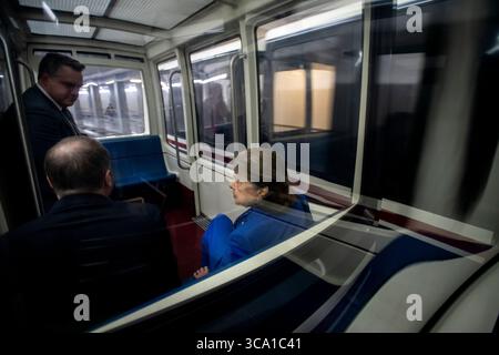 14. Februar 2023, Washington, District of Columbia, USA: US-Senatorin Dianne Feinstein (Demokrat von Kalifornien) fährt nach einer Abstimmung im US-Kapitol in Washington, DC, Dienstag, 14. Februar 2023 mit einem Zug auf der U-Bahn des Senats (Foto: © Rod Lamkey/CNP via ZUMA Press Wire) Stockfoto