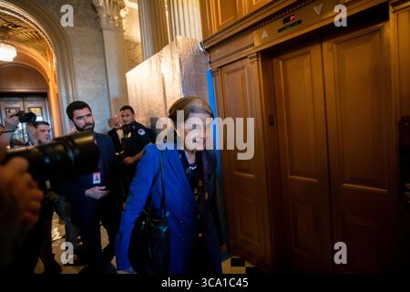 14. Februar 2023, Washington, District of Columbia, USA: US-Senatorin Dianne Feinstein (Demokrat von Kalifornien) verlässt die Senatskammer bei einer Abstimmung im US Capitol in Washington, DC, Dienstag, 14. Februar 2023 (Credit Image: © Rod Lamkey/CNP via ZUMA Press Wire) Stockfoto