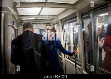 14. Februar 2023, Washington, District of Columbia, USA: US-Senatorin Dianne Feinstein (Demokrat von Kalifornien) steigt nach einer Abstimmung im US-Capitol in Washington, DC, Dienstag, 14. Februar 2023 in einen Zug auf der U-Bahn des Senats (Foto: © Rod Lamkey/CNP via ZUMA Press Wire) Stockfoto