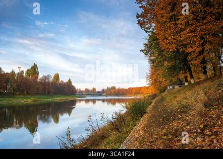 uschhorod, ukraine - 31. oktober 2009: uschhorod im Herbst. Wunderschöne urbane Landschaft mit bunten Laub auf Bäumen im Morgenlicht. scen Stockfoto