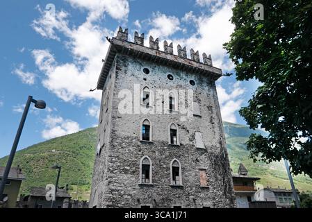 Die Grenzstadt Tirano in Italien das Ende des Bernina Express-Zuges durch die Schweiz. Eine herrliche ummauerte Stadt aus dem Mittelalter. Stockfoto