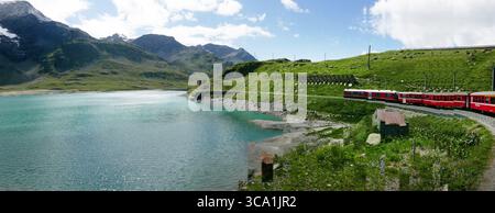 Eine der tollen Bahnfahrten, der Bernina Express Switzerland.from Chur nach Tirano Italien. Technische Viadukte, fantastische Aussichten, Halt am Gletscherblick. Stockfoto