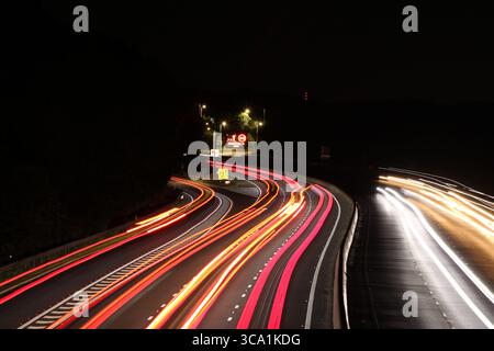 M4 Autobahn um Mitternacht mit Bauarbeiten vor uns und Schild mit der Aufschrift „Workforce in Road“ Berkshire, Großbritannien. Stockfoto