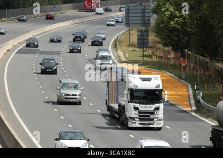 Fahrzeuge, die auf der intelligenten Autobahn M4 zwischen J10-11 in der Nähe von Reading fahren. Stockfoto