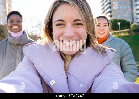Fröhliche Freunde Selfie glücklich genießen zusammen an einem sonnigen schönen Wintertag im Freien Stockfoto