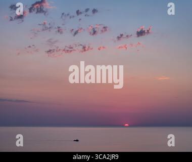 Aktau. August 2025. Eine Drohnenaufnahme vom 4. August 2025 zeigt einen Sonnenuntergang über dem Kaspischen Meer in Aktau, Kasachstan. Menschen genießen oft einen wunderschönen Blick auf den Sonnenuntergang über das Kaspische Meer in der kasachischen Hafenstadt Aktau. Quelle: Li Renzi/Xinhua/Alamy Live News Stockfoto