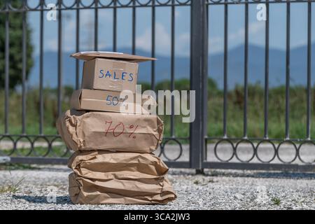 Ein Stapel Pakete mit Rabatten und Verkäufen wurde in der Nähe eines Tores geliefert Stockfoto