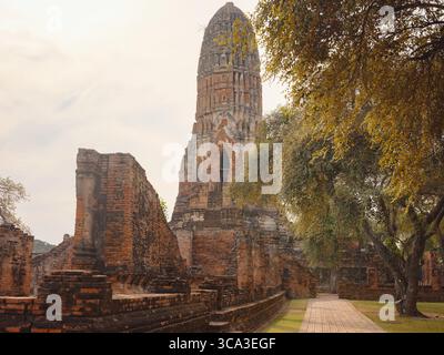 Wat Phra RAM Ayutthayas antike Tempel und berühmte Wahrzeichen, mit komplizierter Architektur, historischen Ruinen und kulturellem Erbe in ruhiger Atmosphäre dieses UNESCO-Weltkulturerbes. Stockfoto