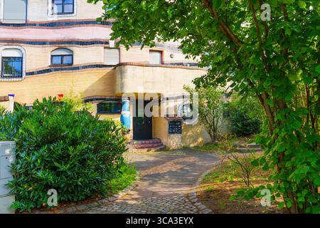 Farbenfrohe architektonische Details des Wohnkomplexes Waldspirale unterstreichen sein einzigartiges Design inmitten lebendiger Laubwälder in Darmstadt. Stockfoto