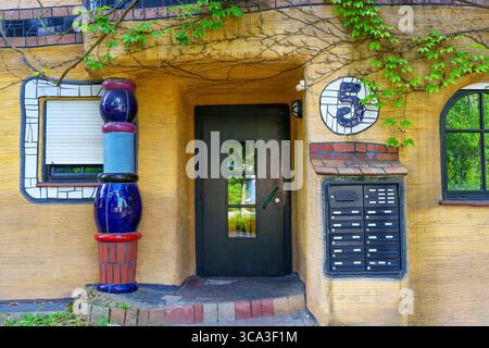 Architektonische Details des skurrilen Eingangs zur Waldspirale mit farbenfrohen Elementen und einzigartigem Design in Darmstadt, Deutschland Stockfoto