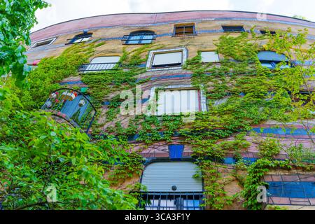 Farbenfrohe Fassade des Wohnkomplexes Waldspirale, geschmückt mit Grün, innovativem architektonischem Design und lebhaften Farben in Darmsta Stockfoto
