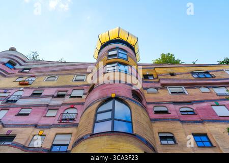 Lebendige Fassade des Wohnkomplexes Waldspirale mit farbenfrohen Fassaden und einzigartigen architektonischen Merkmalen, entworfen von Friedensreich Hundertwass Stockfoto