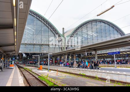 Frankfurt, Deutschland - 10. Juni 2025: Außenansicht des Frankfurter Hauptbahnhofs mit großen Glaskuppeln, belebten Bahnsteigen und lebhaften Menschenmassen unter der Decke Stockfoto
